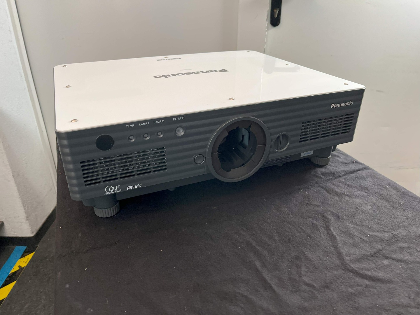 Panasonic PT-D5700 DLP Projektor / Beamer 6000 Ansi Lumen | EUR